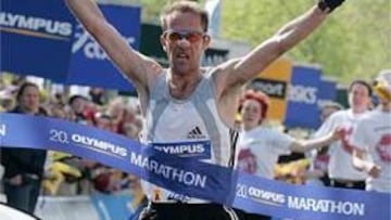 <b>GRAN TRIUNFO.</b> El español Julio Rey, con guantes por el frío, se impuso con claridad en Hamburgo.