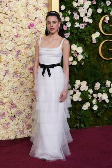 Margaret Qualley posa durante la alfombra roja de los Globos de Oro 2025 celebrados en el Hotel Beverly Hilton de los Ángeles.
 