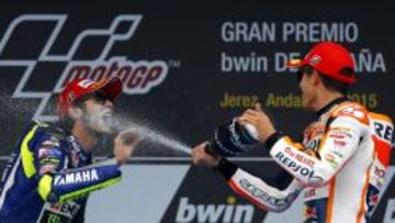 Valentino Rossi en el podio de Jerez junto a Márquez.