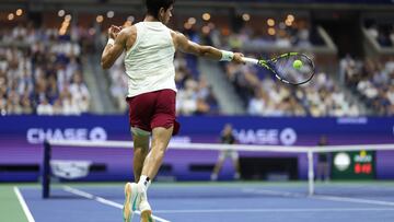 NEW YORK, NEW YORK - SEPTEMBER 06: Carlos Alcaraz of Spain returns a shot against Alexander Zverev of Germany during their Men's Singles Quarterfinal match on Day Ten of the 2023 US Open at the USTA Billie Jean King National Tennis Center on September 06, 2023 in the Flushing neighborhood of the Queens borough of New York City.   Clive Brunskill/Getty Images/AFP (Photo by CLIVE BRUNSKILL / GETTY IMAGES NORTH AMERICA / Getty Images via AFP)