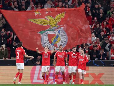 1-0. Vangelis Pavlidis celebra con sus compañeros el primer gol.