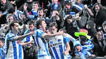 <b>COMUNIÓN. </b>El público de Anoeta celebra un gol de los realistas.