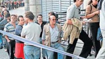 <b>AMBIENTAZO. </b>Las taquillas del Bernabéu registraron ayer una considerable afluencia.