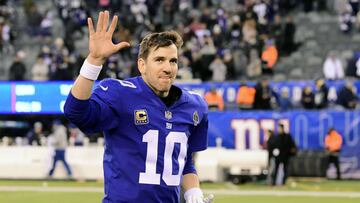 EAST RUTHERFORD, NEW JERSEY - DECEMBER 30: Eli Manning #10 of the New York Giants waves to the fans as he leaves the field following his team&#039;s 36-35 loss to the Dallas Cowboys at MetLife Stadium on December 30, 2018 in East Rutherford, New Jersey.   Steven Ryan/Getty Images/AFP
 == FOR NEWSPAPERS, INTERNET, TELCOS &amp; TELEVISION USE ONLY ==