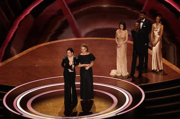 Molly O'Brien y Lisa Remington reciben el Oscar por 'The only girl in the orchestra'.