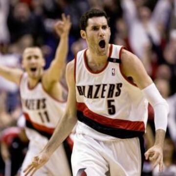 Rudy Fernndez celebra un triple con la camiseta de Portland Trail Blazers con Sergio Rodrguez al fondo.