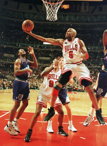 <b>- Años con Jordan:</b> 1995-1998<br> <b>- Estadísticas en temporada regular con Jordan:</b> 7,7 puntos, 2,9 rebotes, 2,7 asistencias.<br> <b>- Estadísticas en playoffs con Jordan:</b> 7,6 puntos, 3,9 rebotes, 2,6 asistencias.<br> <b>- Anillos con Jordan:</b> 3<br> <p>Tras ganar el anillo de 1998, Michael Jordan invitó a los componentes del equipo a una fiesta en uno de sus restaurantes de Chicago para celebrar la victoria. Al finalizar la comida, todos se retiraron a fumar cigarrillos y a recordar anécdotas que fueron de lo mundano a lo profano, antes que cada uno brindase por uno de sus compañeros. Phil Jackson brindó por la generosidad de Ron Harper, que había asumido un nuevo rol pasando de ser una estrella ofensiva a un especialista defensivo. Lo cierto es que Harper llegó a promediar 22,8 puntos por partido en la 1989-90 (entre Cavs y Clippers) y estaba en 20,1 la temporada anterior a llegar a los Bulls, algo que hizo en 1994. Allí adoptó un rol distinto, como indican sus promedios, que bajaron hasta los 6,9 por noche en su primer curso. Harper fue un jugador abnegado y un líder nato que ejerció de mentor de Kobe Bryant en los Lakers, donde conquistó dos anillos más (2000 y 2001) para un total de cinco. <i>Casi nada</i>.