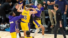 Reaves pone rectos a los Lakers hasta el último segundo