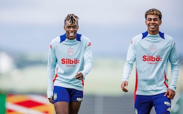  Los jugadores españoles Nico Williams (i) y Lamine Yamal participan en un entrenamiento de la Selección.