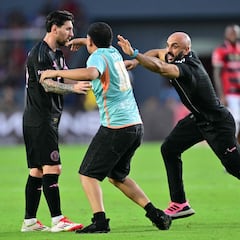 Aficionado provoca la caída del guardaespaldas de Messi en Panamá
