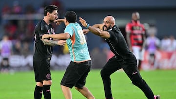 A fan enters the pitch to hug Inter Miami's Argentine forward #10 Lionel Messi during the friendly football match between Panama's Sporting San Miguelito and US' Inter Miami at the Romeo Fern�ndez stadium in Panama City on February 2, 2025. (Photo by MARTIN BERNETTI / AFP)