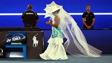 FOTODELDIA MELBOURNE, 20/01/2026.- La tenista japonesa Naomi Osaka hace su entrada en pista con vestido largo, velo, sombrilla y sombrero, antes de su partido de primera ronda del Open de Australia ante la croata Antonia Ruzic, este martes en Melbourne. EFE/ Joel Carrett PROHIBIDO SU USO EN AUSTRALIA Y NUEVA ZELANDA