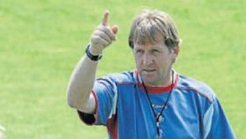 <b>DIRECTOS A LA FINAL. </b>Bernd Schuster se dirige a Alexis, durante un entrenamiento en el Coliséum.