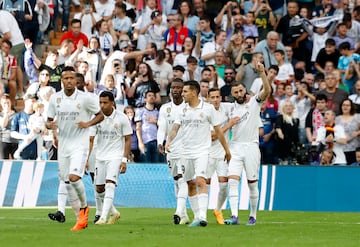 Los jugadores del Real Madrid celebran el primero de Karim Benzema. 