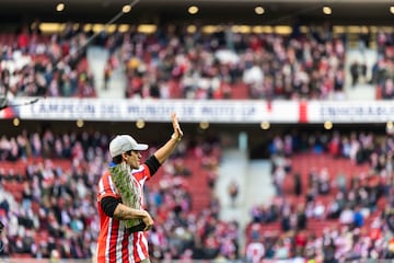 El piloto salió del terreno de juego para ver el partido de "su" Atleti contra el Getafe.