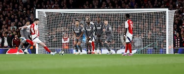 Golazo de Rice de falta directa, desde bastante lejos. El inglés superó la barrera con la rosca por fuera de la barrera, superando la estirada de Courtois.