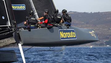 Los tripulantes del catamaran "Norauto" , líder de la prueba, llegan en primera posición en la primera manga, durante la cuarta y última jornada de la prueba del Circuito Mundial GC32 del Campeonato de Catamaranes celebrada en Sotogrande.