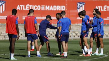 Simeone, en un momento de la sesión del Atlético corrigiendo a sus jugadores.