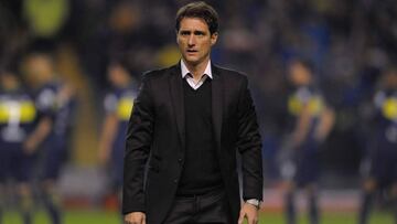 Boca Juniors' team coach Guillermo Barros Schelotto gestures during their Argentina first divsion football match against Independiente at La Bombonera stadium in Buenos Aires, on June 4, 2017. / AFP PHOTO / ALEJANDRO PAGNI