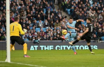 Manchester City sólo salvó un empate en la agonía ante Hull City.