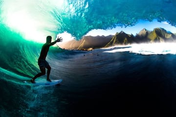 Michel Bourez surfeando en Teahupoo.