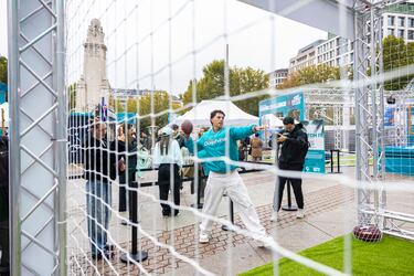 La Plaza de España de Madrid acoge la Fan Zone de los Miami Dolphins. 