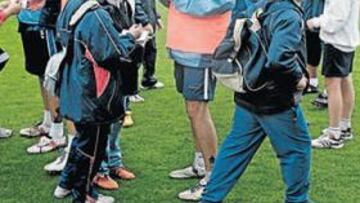 <b>IDOLATRADOS. </b>Los jugadores fueron asaltados al final de la sesión por un grupo de niños deseosos de lograr autógrafos de los azulones.