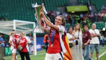 Mariona Caldentey levanta la UEFA Women's Champions League con la bandera balear en el estadio José Alvalade de Lisboa.