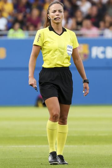 La palentina de 29 años viene de debutar en Segunda B, siendo la primera árbitra que pita en esta categoría. Y el mes pasado estuvo dirigiendo el Clásico de Primera Iberdrola en el que el Barça goleó (6-1) al Atlético.