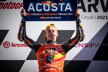 2021 supuso el debut de murciano en el Mundial y también el año de su primer título en Moto3. Un inicio fulgurante en el que dominó la categoría con seis victorias y ocho podios que no pudo repetir en Moto2 al año siguiente pero que va camino de pelearlo este año.
