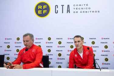 “El árbitro no escucha todas las conversaciones entre el VAR y el AVAR, hay que apretar el botón”