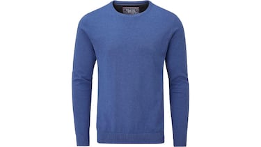 ¿Necesitas un nuevo básico imprescindible? Atento a este jersey azul para hombre de punto fino