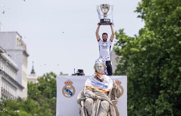 El capitán del Real Madrid, Nacho Fernández, levanta la copa junto a la diosa Cibeles.