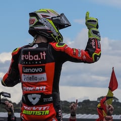 Bautista adorna su título con un triunfo en la última carrera