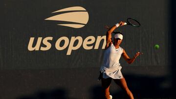 NEW YORK, NEW YORK - AUGUST 26: Jessica Bouzas Maneiro of Spain returns against Donna Vekic of Croatia during their Women's Singles First Round match on Day Three of the 2025 US Open at USTA Billie Jean King National Tennis Center on August 26, 2025 in the Flushing neighborhood of the Queens borough of New York City. Elsa/Getty Images/AFP (Photo by ELSA / GETTY IMAGES NORTH AMERICA / Getty Images via AFP)