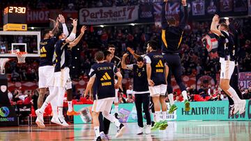 Los jugadores del Real Madrid en el calentamiento antes de enfrentarse al Olympiacos en la Euroliga.