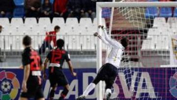 <b>OPORTUNIDAD. </b>Alves mira cómo la pelota se va a la cruceta en una de las ocasiones de gol que tuvo el Atlético. Tiago, Simao y Assunçao observan la trayectoria del balón.