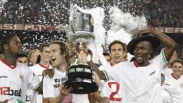 <b>A REPETIR. </b>Zokora, con sombrero, Capel y Romaric lo pasaron en grande la noche de la Copa.