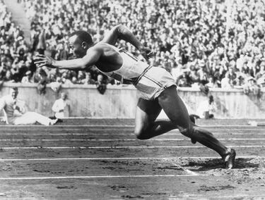 El impresionante Estadio Olímpico de Berlín, en 1936, el de la orgia nazi orquestada por Adolf Hitler para resaltar la supremacía de la raza aria que derivaría en una Guerra Mundial, tuvo como protagonista inesperado a un negro. Jesse Owens (1913-1980) se exhibió ganando las pruebas de 100, 200, longitud y 4x100. Pero a su vuelta a Estados Unidos tuvo que seguir durmiendo en hoteles segregados, no le fue bien en lo económico y acabó, incluso, realizando exhibiciones en las que retaba a caballos de carreras. En 1935, en Ann Arbor (Michigan) batió tres récords del mundo e igualó otro en 45 minutos. Una tormenta perfecta.