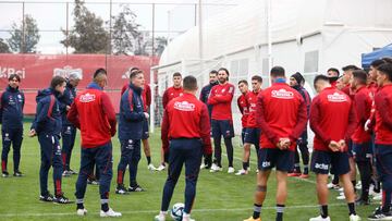 AME8504. SANTIAGO (CHILE), 10/09/2023.- Fotografía cedida hoy por la Federación de Fútbol de Chile (FFCh) que muestra al entrenador de la selección chilena de fútbol, Eduardo Berizzo (c-i), mientras da instrucciones a sus jugadores durante un entrenamiento en el complejo Juan Pinto Durán en Santiago (Chile). EFE/ Comunicaciones FFCh /SOLO USO EDITORIAL /SOLO DISPONIBLE PARA ILUSTRAR LA NOTICIA QUE ACOMPAÑA (CRÉDITO OBLIGATORIO)