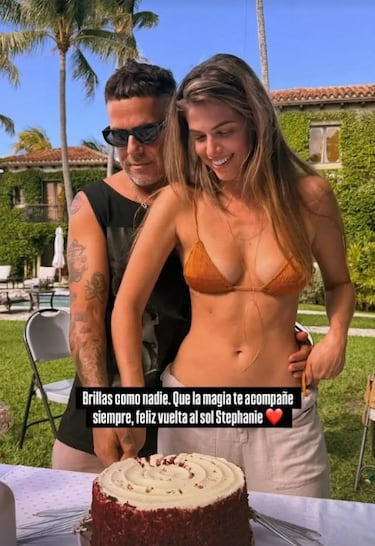 Alejandro Sanz y Stephanie Cayo han confirmado oficialmente su relación sentimental en abril de 2026. Tras semanas de especulaciones y discretas interacciones en redes sociales, la pareja ha dejado de ocultar su romance, compartiendo sus primeras imágenes juntos con motivo de la celebración del 38 cumpleaños de la actriz peruana.