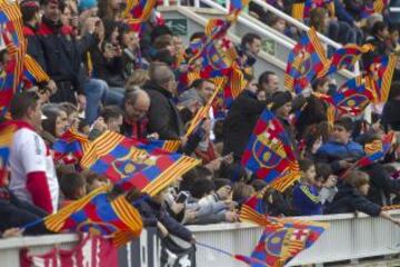 El Barcelona se entrenó arropado por una multitud de aficionados que acudió al entrenamiento en una jornada de puertas abiertas.