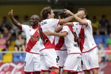 Los jugadores del Rayo Vallecano celebran el gol marcado por el centrocampista Alberto Bueno, el segundo del equipo.