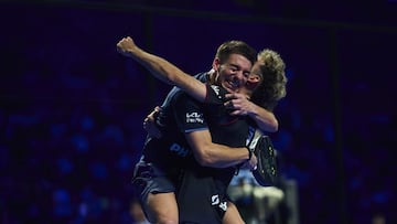 Stupa levanta a Di Nenno en la celebración.