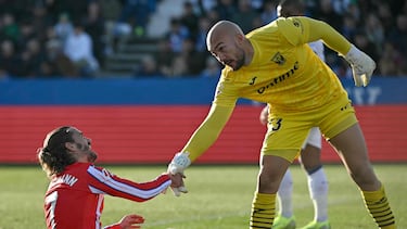 Atletico Madrid's French forward #07 Antoine Griezmann is helped by Leganes' Serbian goalkeeper #13 Marko Dmitrovic during the Spanish league football match between Club Deportivo Leganes SAD and Club Atletico de Madrid at the Butarque Municipal stadium in Leganes on January 18, 2025. (Photo by JAVIER SORIANO / AFP)