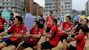 <b>INTENSIDAD. </b>Los jugadores realizaron diferentes ejercicios sobre la arena de la playa de San Lorenzo.