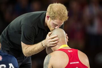 El príncipe Harry besa la calva de Maurice Manuel, jugador de la selección de Dinamarca de rugby en silla de ruedas ganadora de la medalla de oro en los Invictus Game en Toronto.