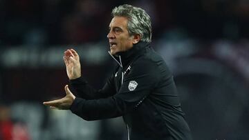 Juan Manuel Lillo durante un partido con Vissel Kobe de Japón.