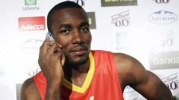 Ibaka jura la Constitución y espera la autorización de la FIBA