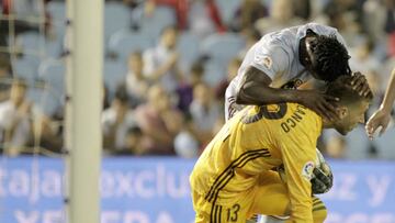 Aidoo felicita a Rub&eacute;n Blanco por una intervenci&oacute;n.